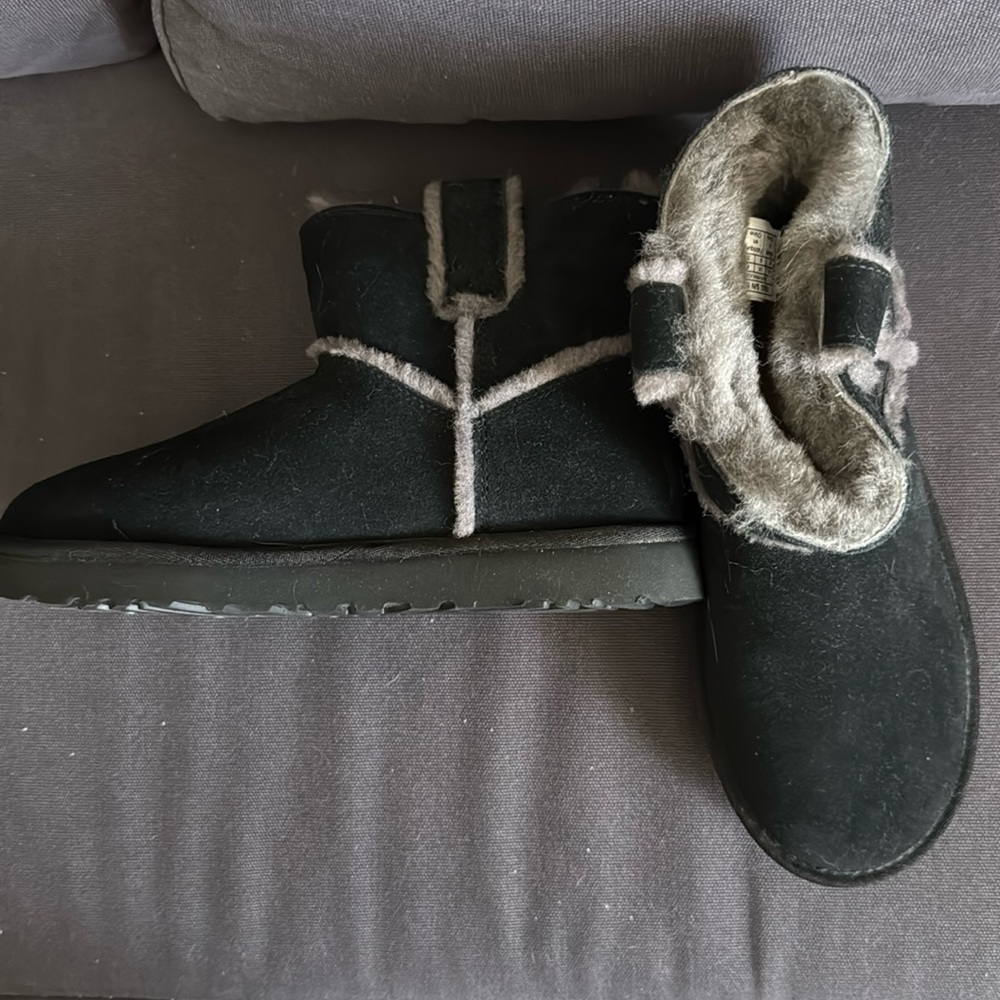 UGG Women’s Classic Mini Spill Seem. Size 8. Never worn. Box NOT included